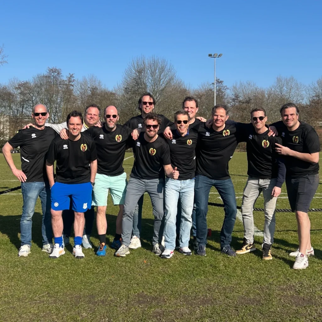 De Baarn Soest Men’s Club vrijwilligers die deze bijzondere dag mogelijk maakten, samen lachend na een succesvolle ervaring.