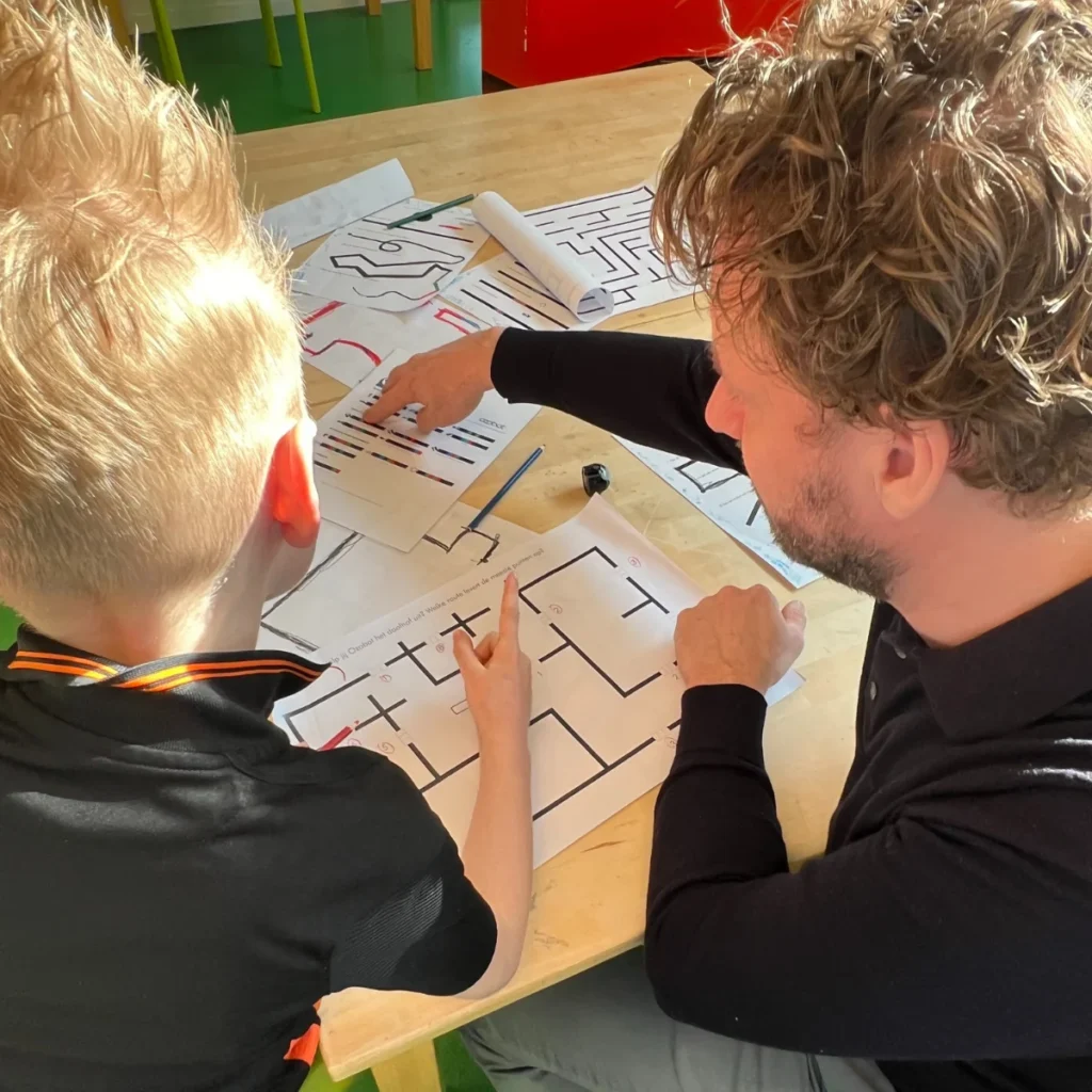 Een jongen met autisme en ADHD ontdekt techniek door een robot te programmeren, geholpen door vrijwilliger van BSMC