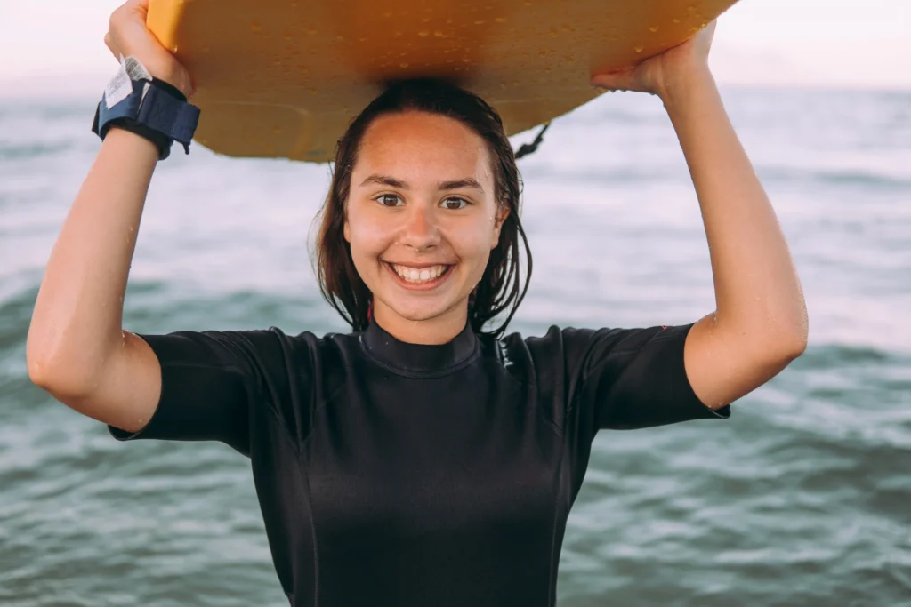 jongeren die geniet van een dagje surfen