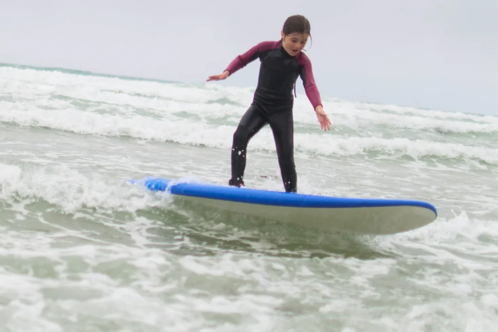 kind leert surfen